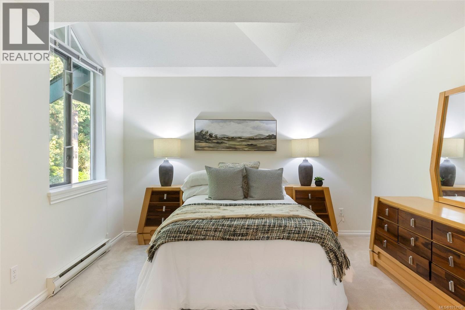 Single Family House Other for Sale in   Marsett Pl Saanich 