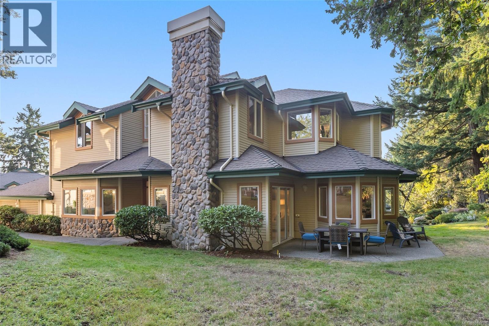 Single Family House Other for Sale in   Marsett Pl Saanich 