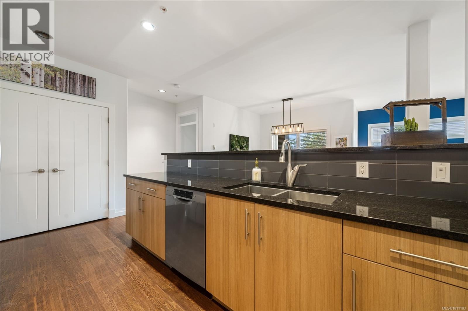 201 2415 Amherst Ave, Sidney
