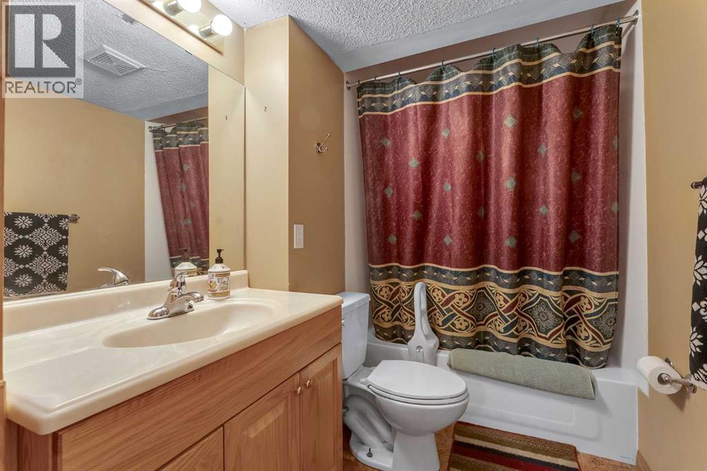 Single Family House for Sale in  Edgeridge Gardens NW Edgemont Calgary 