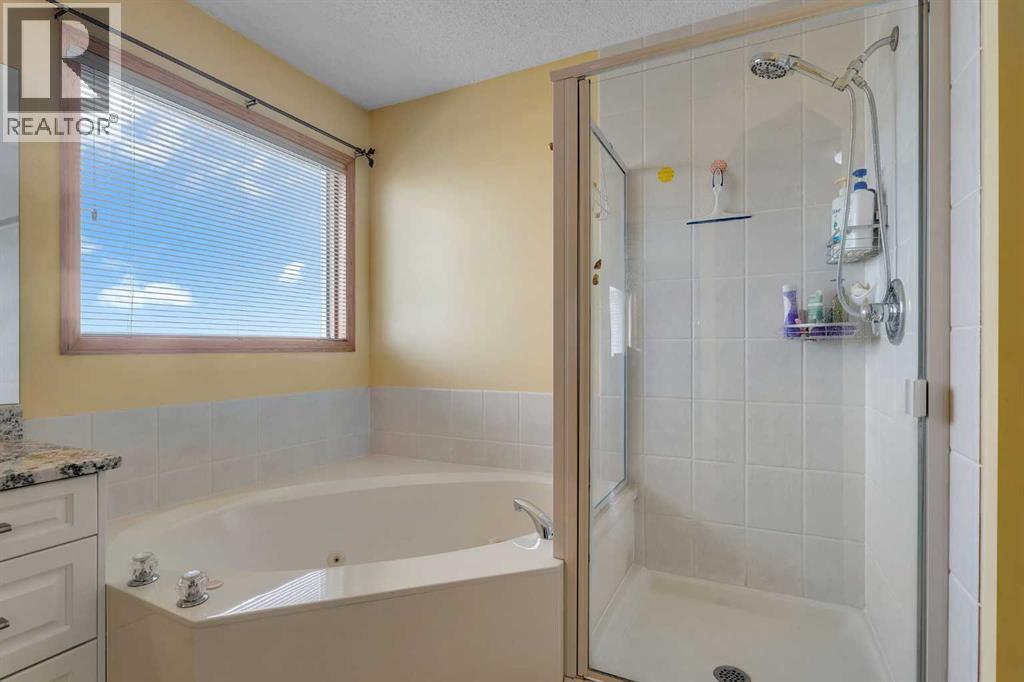 Single Family House for Sale in  Edgeridge Gardens NW Edgemont Calgary 