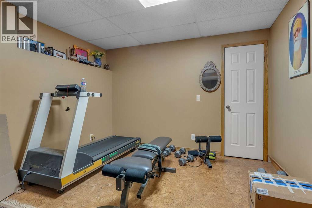 Single Family House for Sale in  Edgeridge Gardens NW Edgemont Calgary 