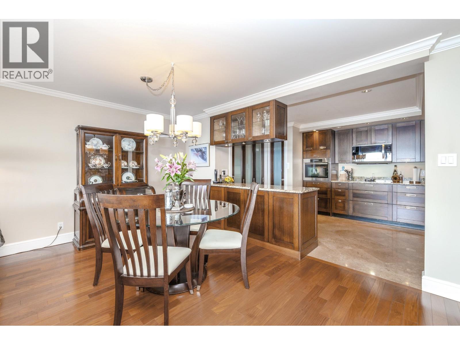 33 2250 FOLKESTONE WAY, West Vancouver