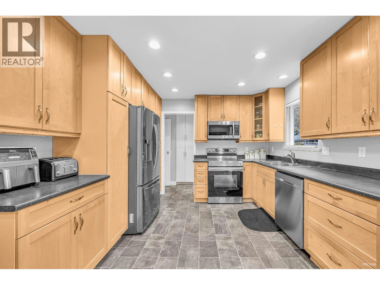House in Maple Ridge - Image 13