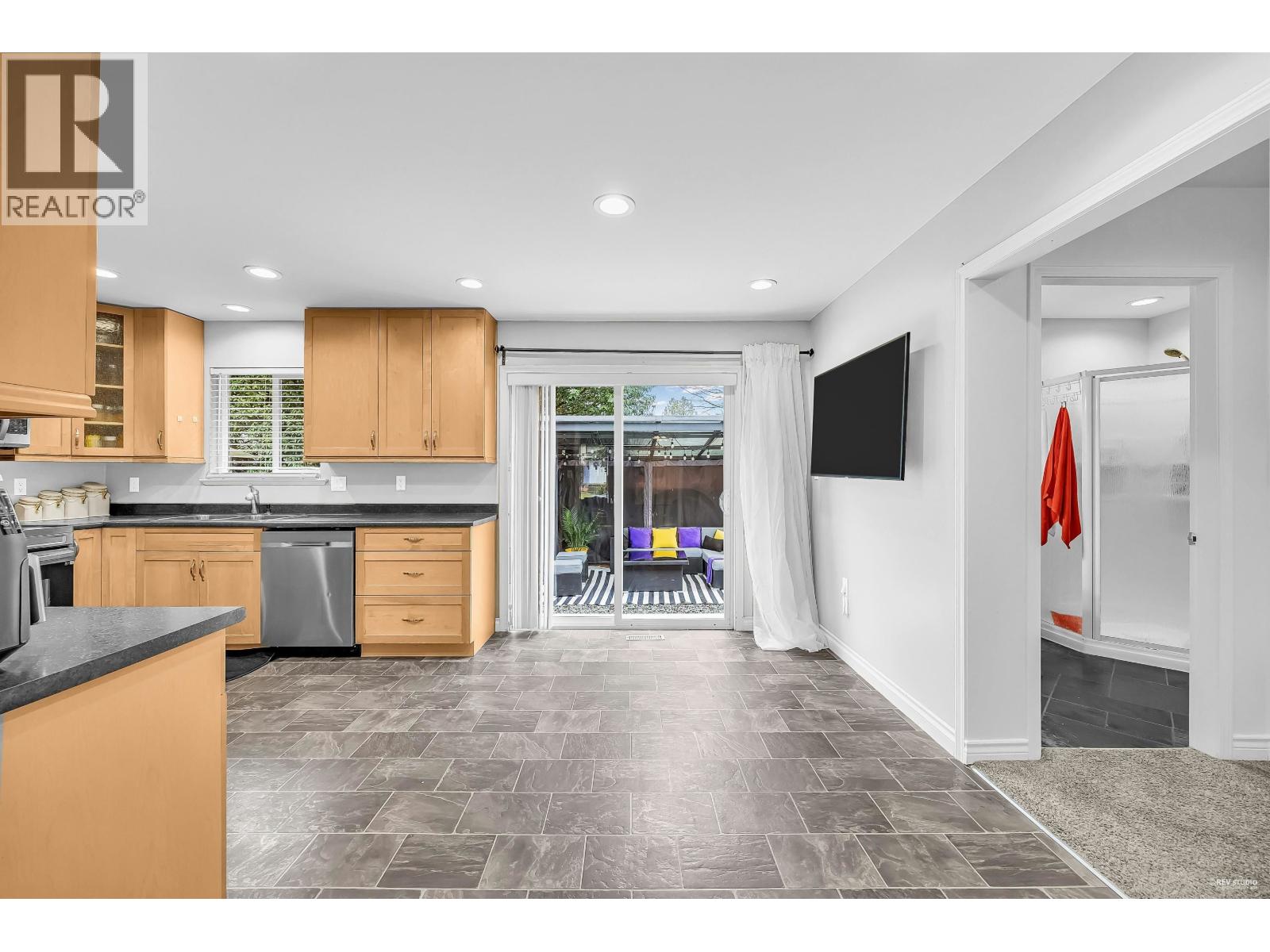 House in Maple Ridge - Image 14