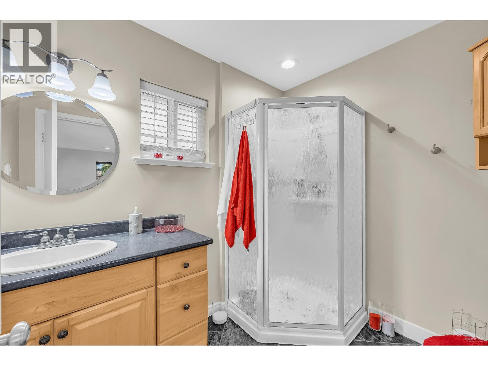 House in Maple Ridge - Image 27