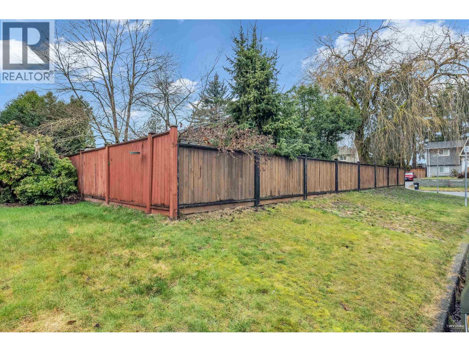 House in Maple Ridge - Image 36