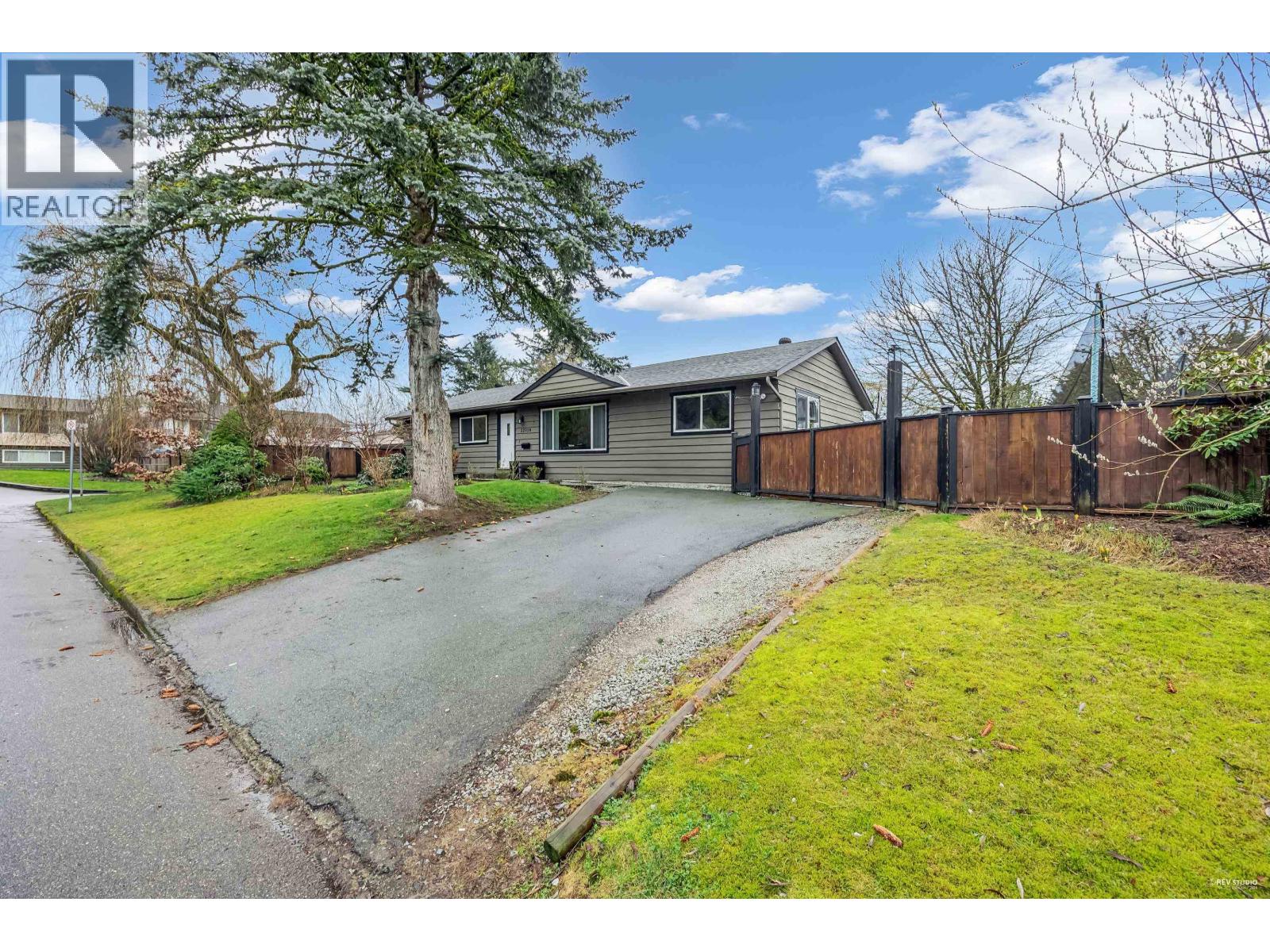 House in Maple Ridge - Image 37