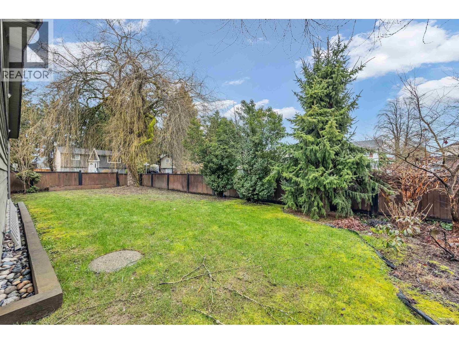 House in Maple Ridge - Image 38