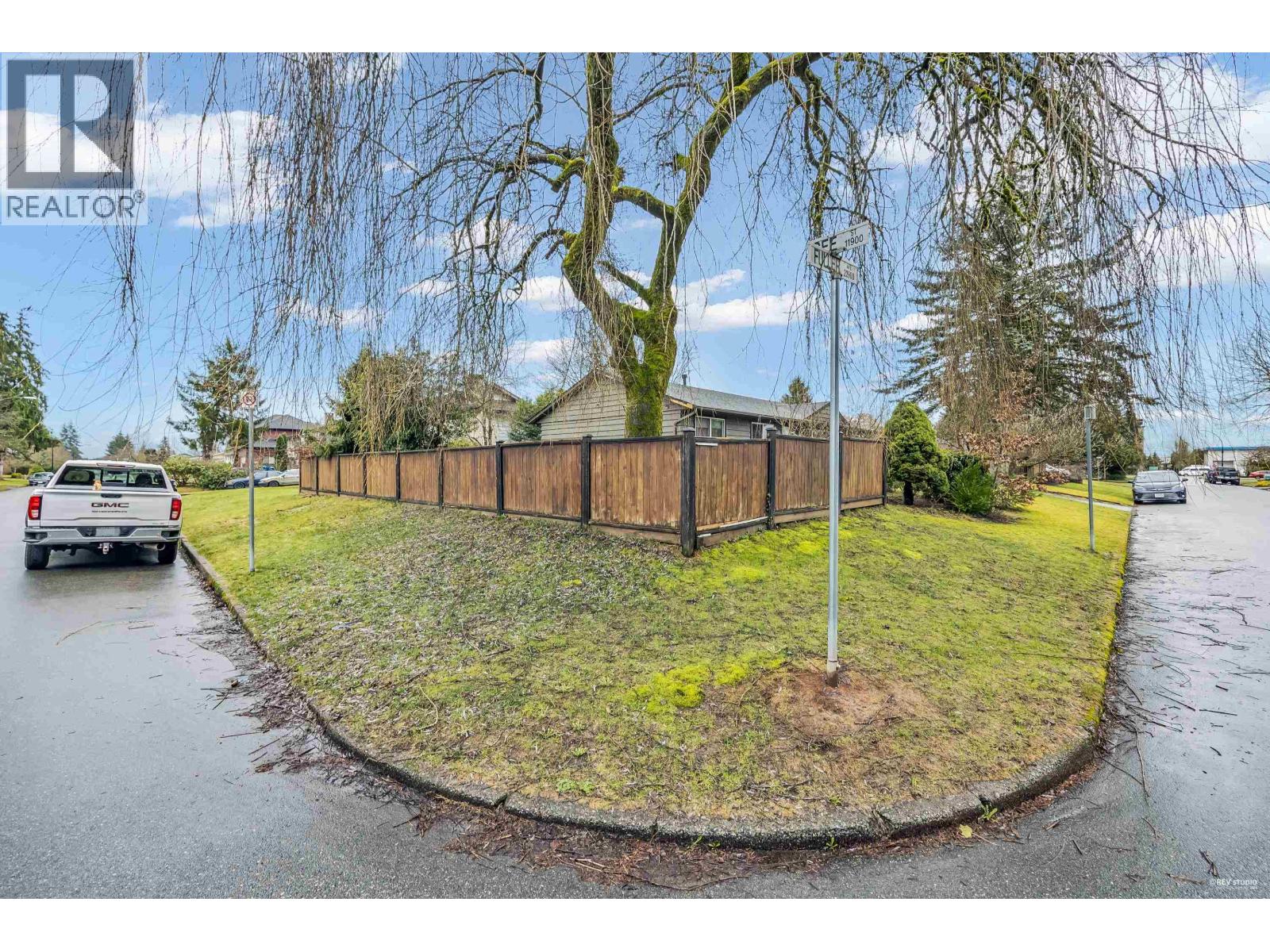 House in Maple Ridge - Image 40
