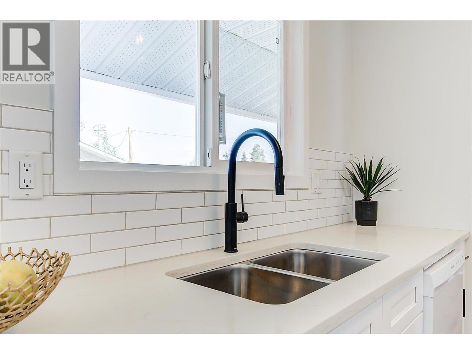  694 Tozer Avenue, Kelowna