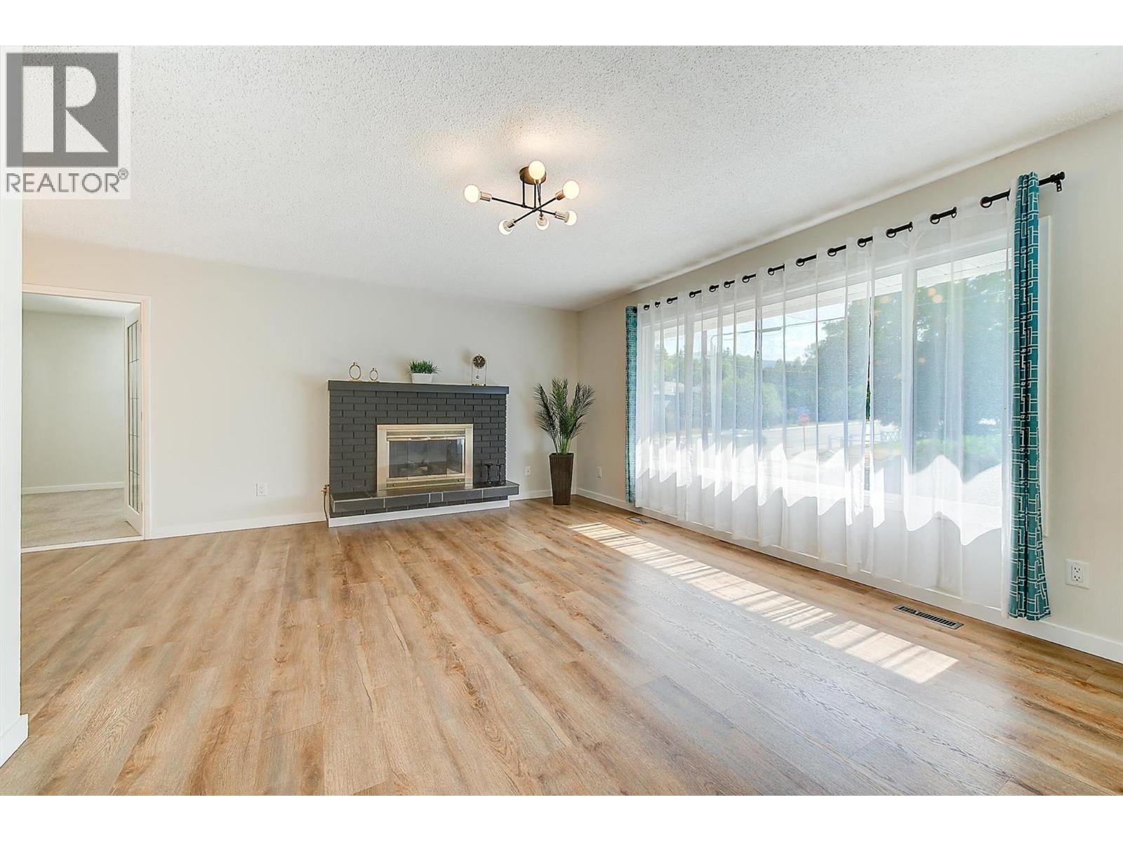  694 Tozer Avenue, Kelowna
