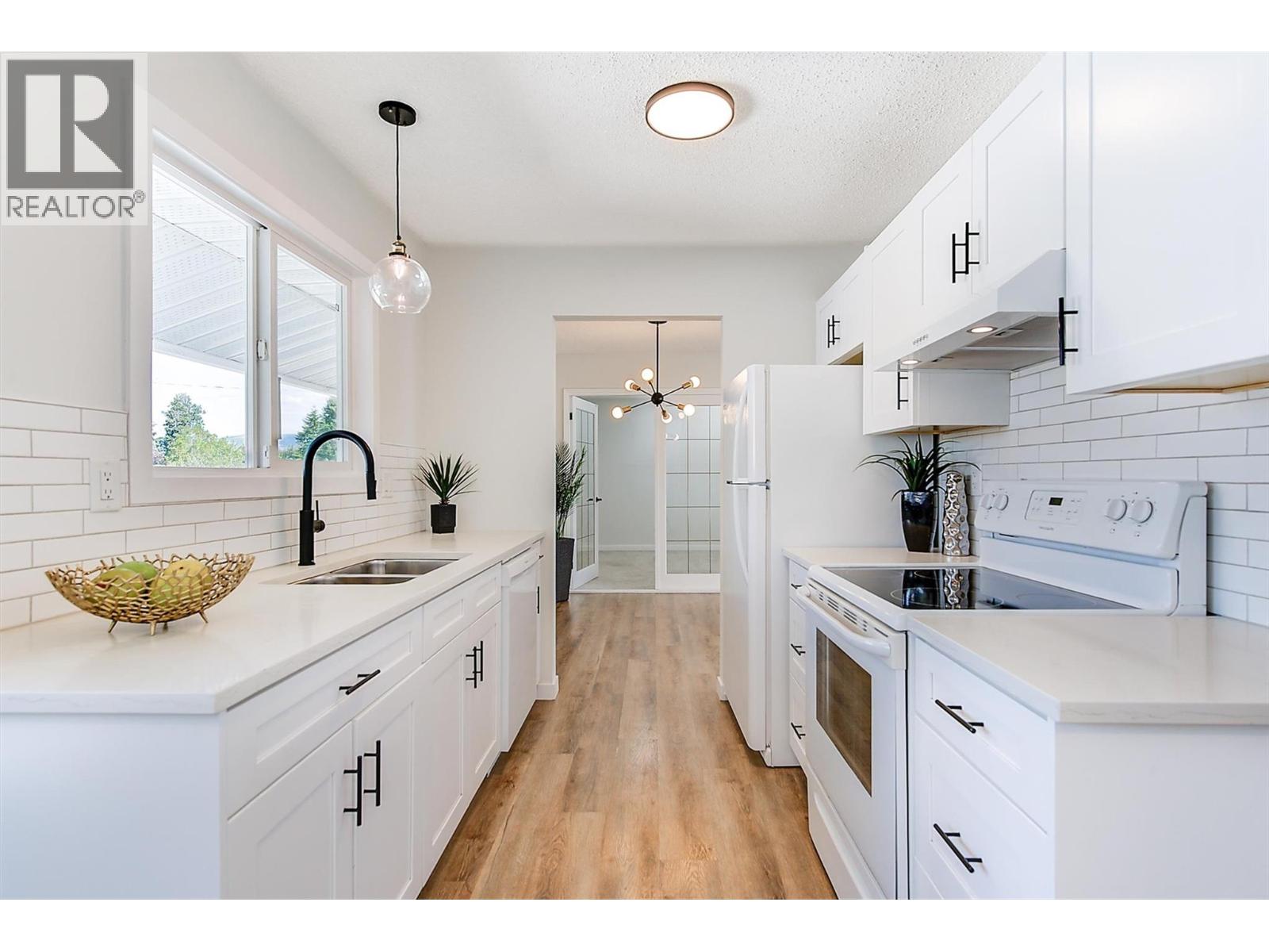  694 Tozer Avenue, Kelowna