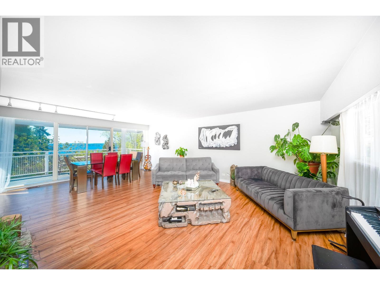 House in West Vancouver - Image 31