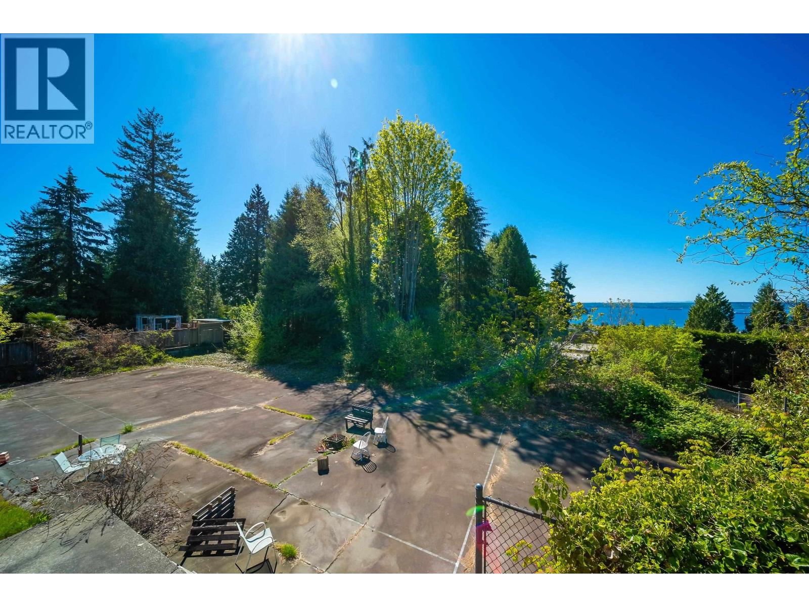 House in West Vancouver - Image 32