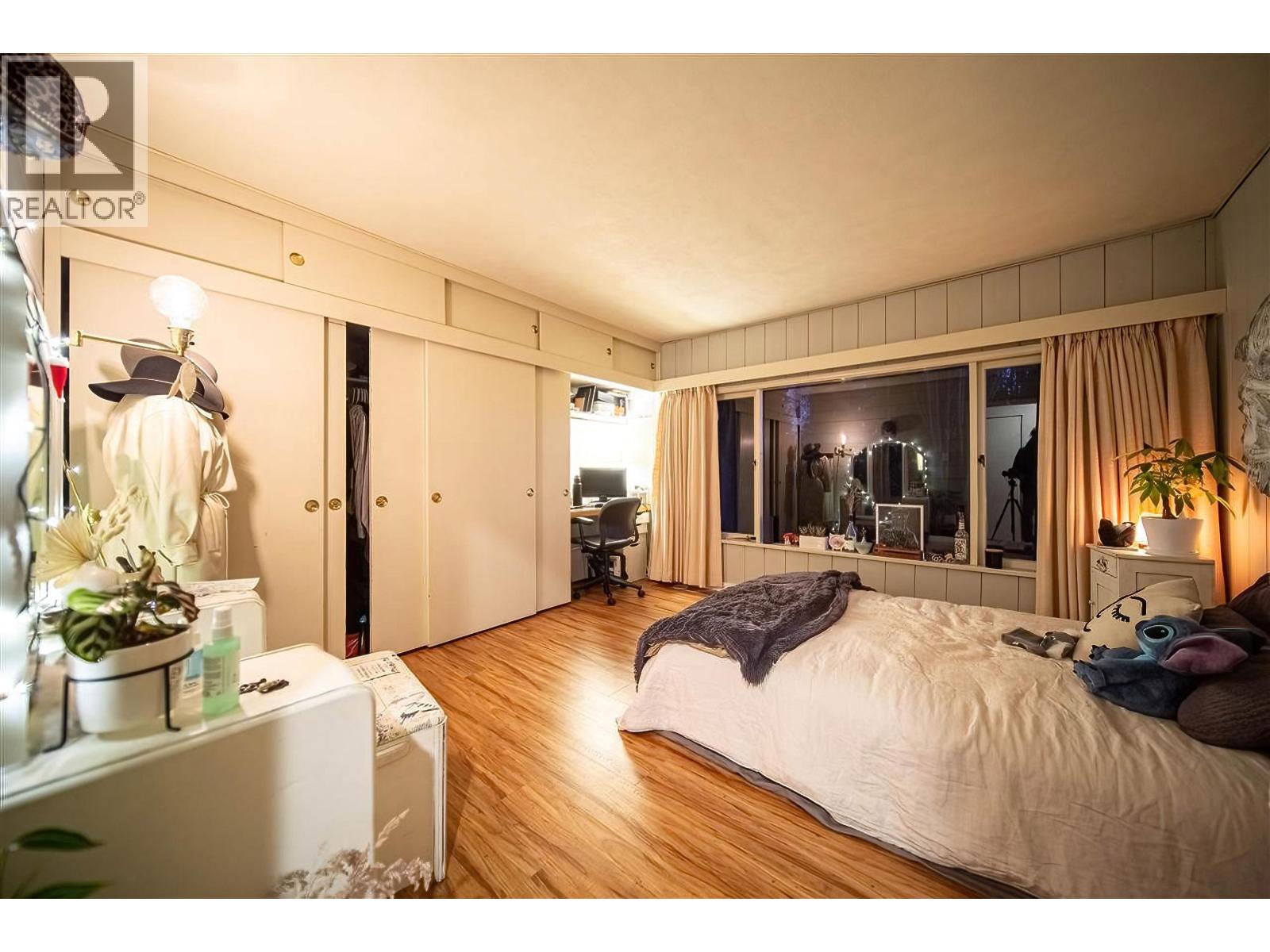House in West Vancouver - Image 11