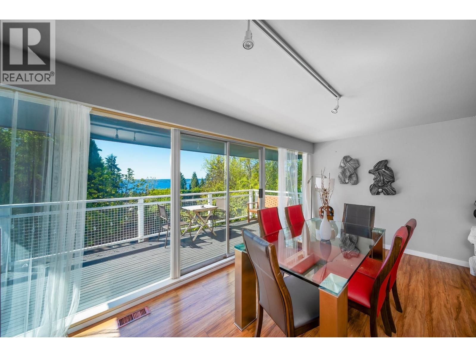 House in West Vancouver - Image 25