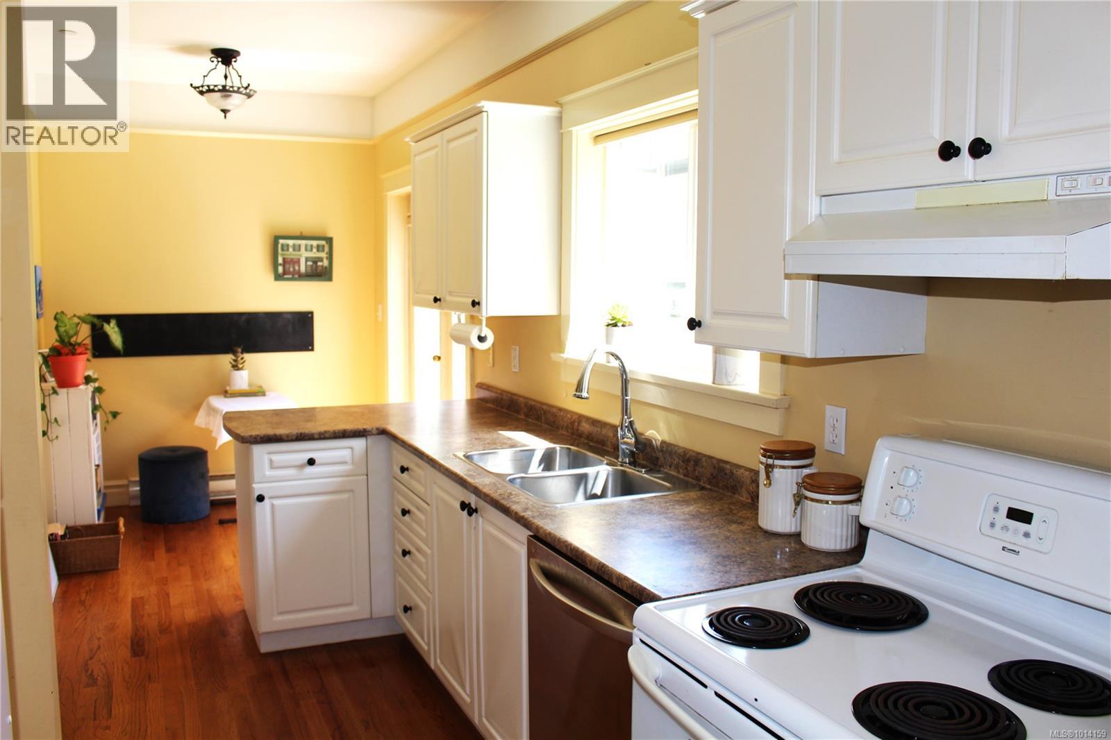  1046 St. Charles Street, Victoria