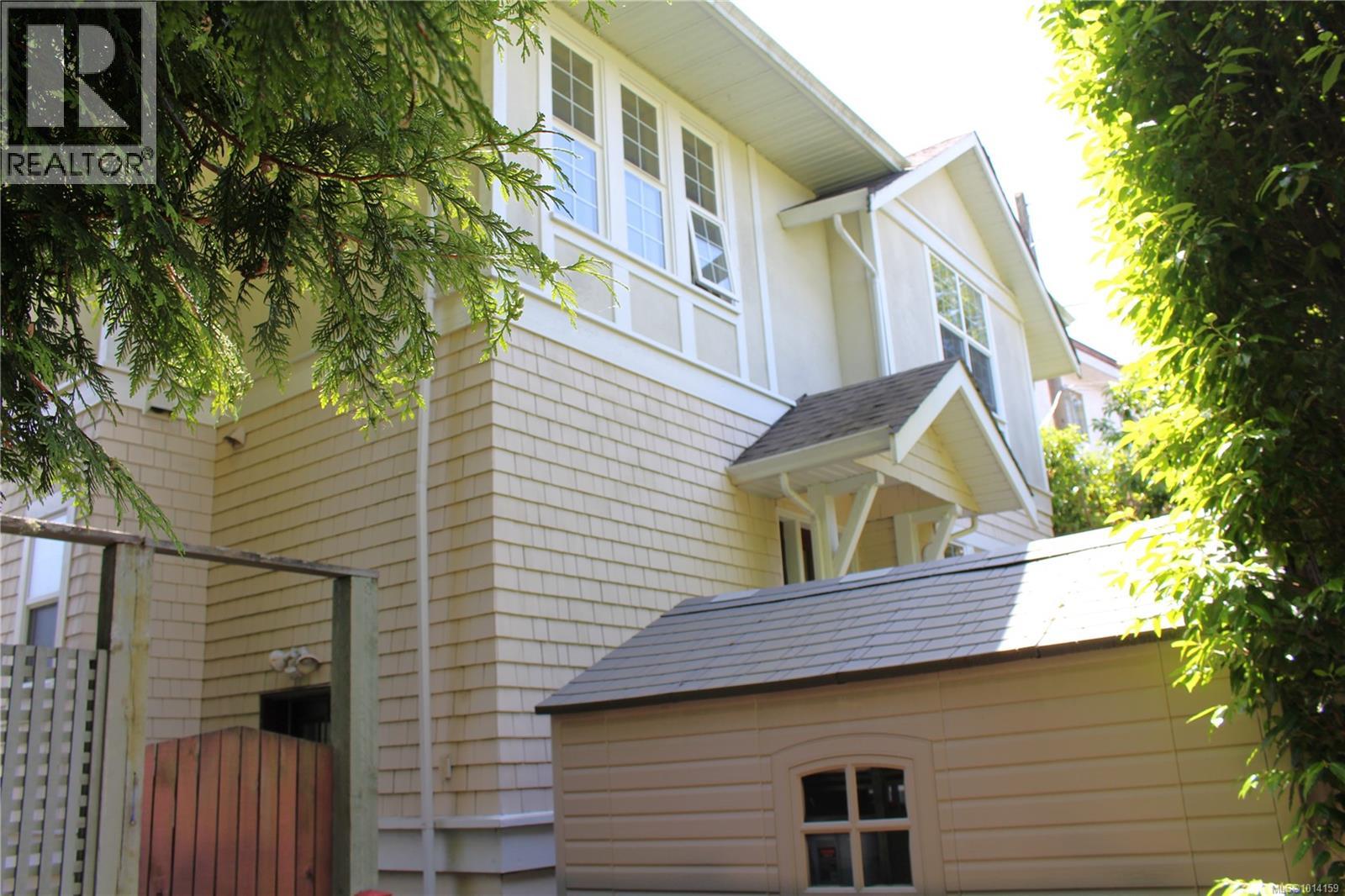  1046 St. Charles Street, Victoria
