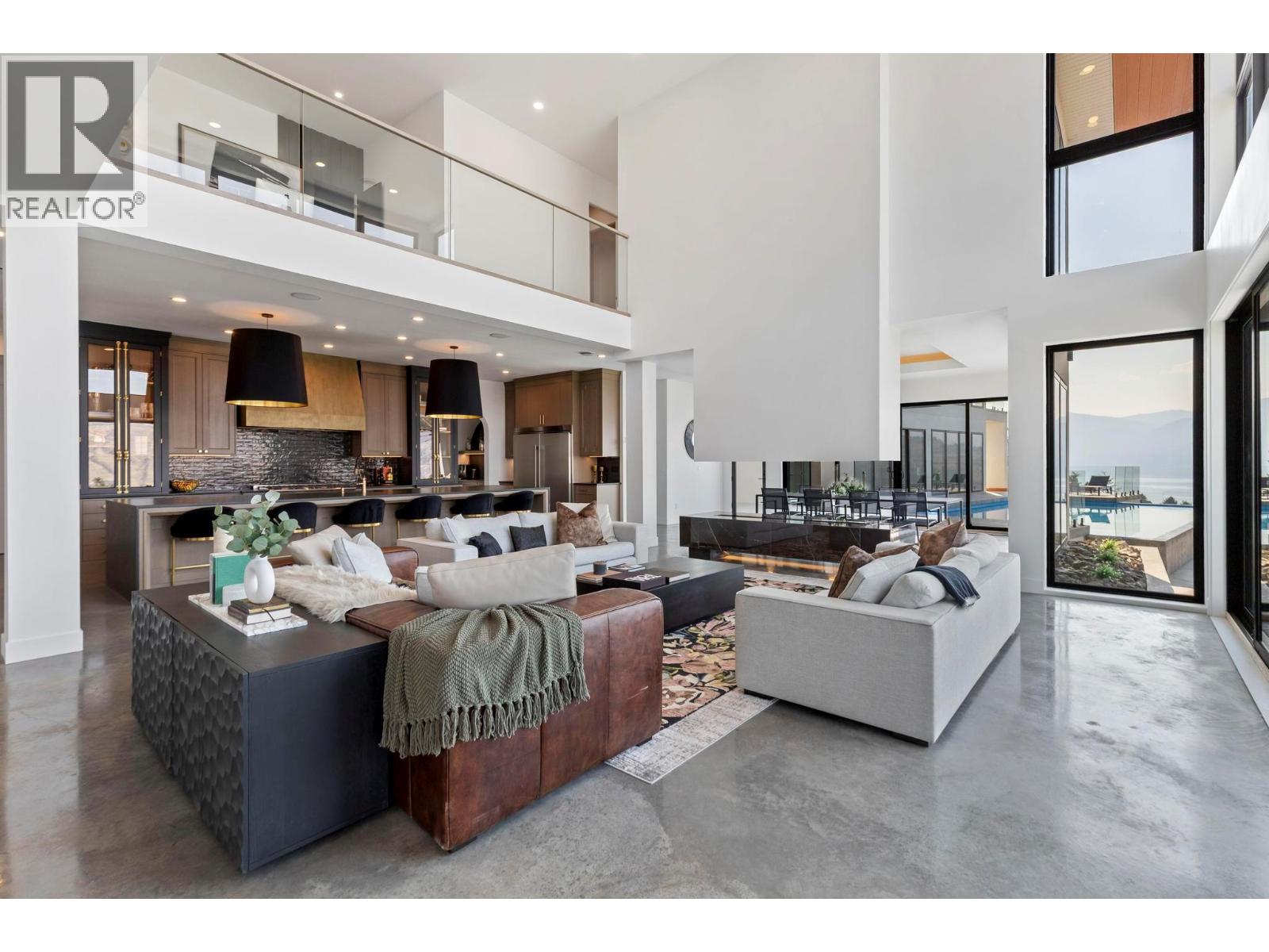  120 Sunset Boulevard, Vernon