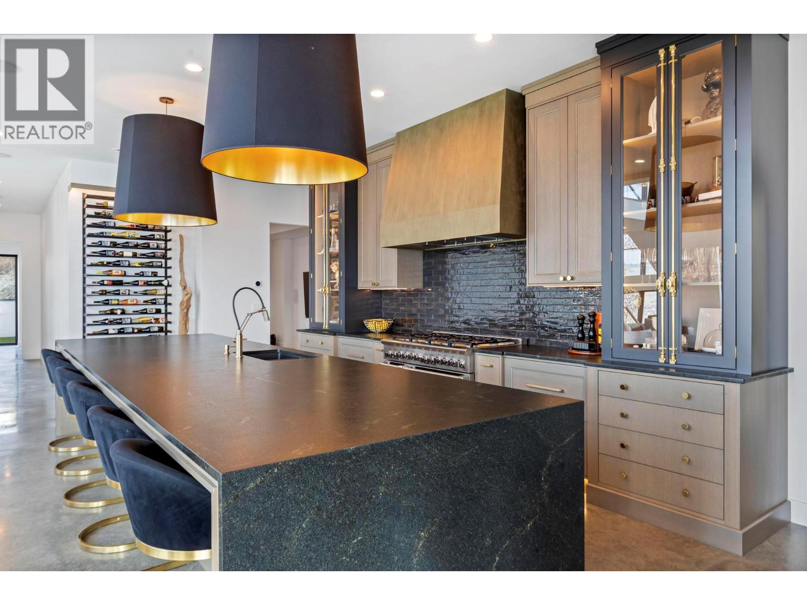  120 Sunset Boulevard, Vernon