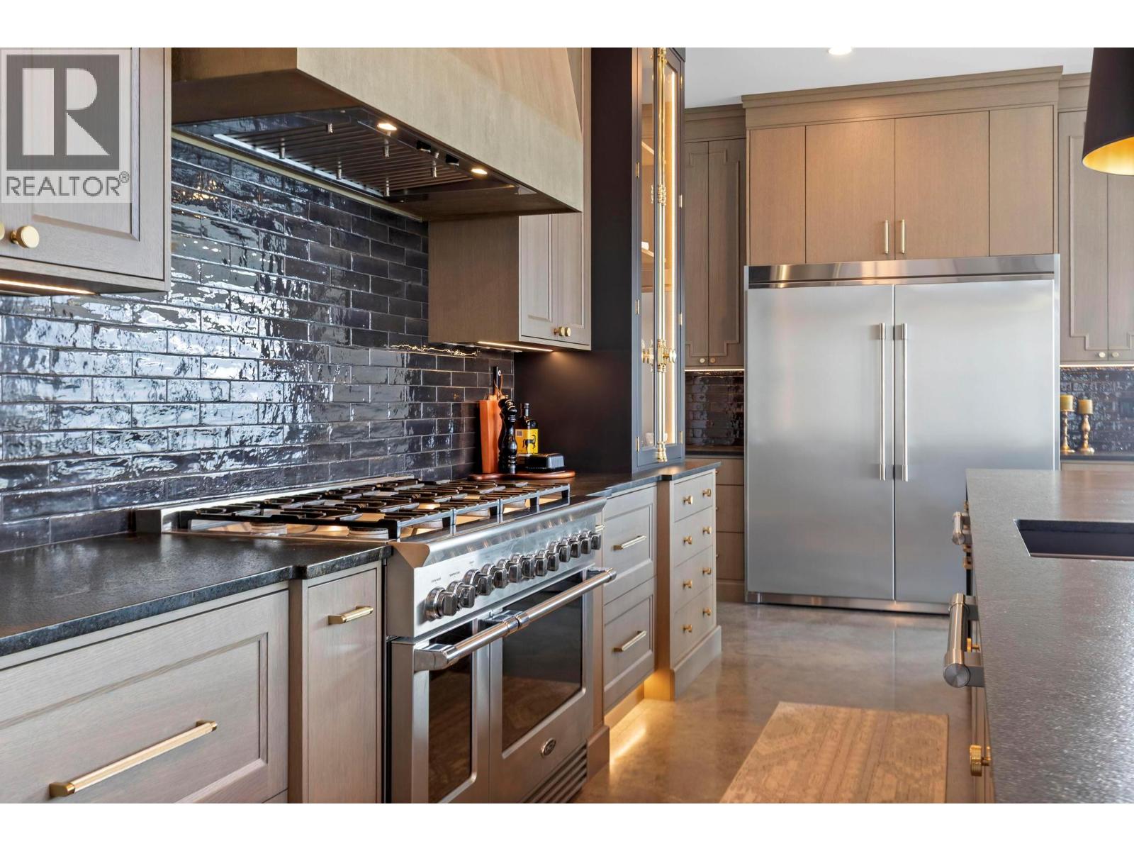  120 Sunset Boulevard, Vernon