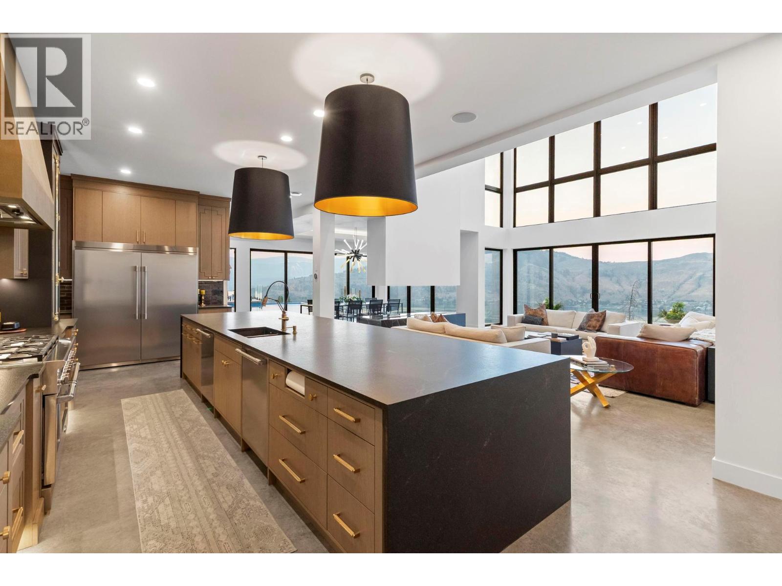  120 Sunset Boulevard, Vernon