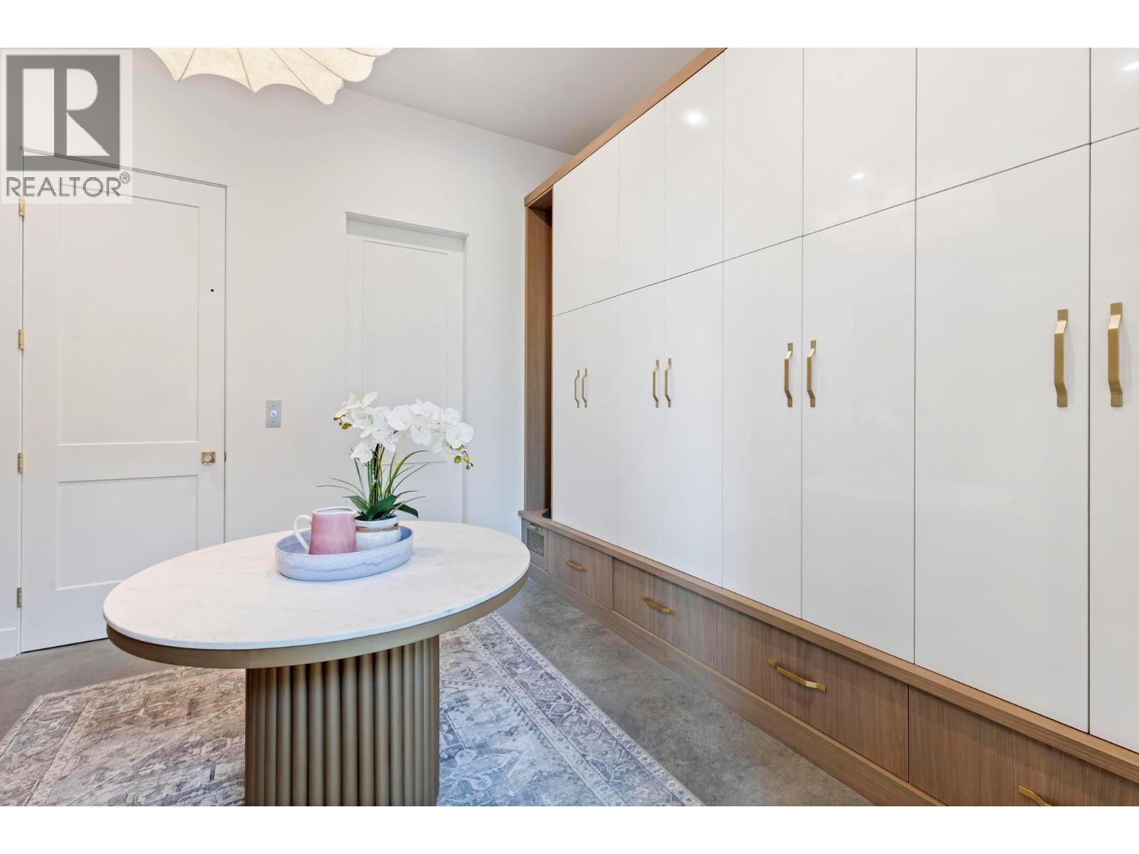  120 Sunset Boulevard, Vernon