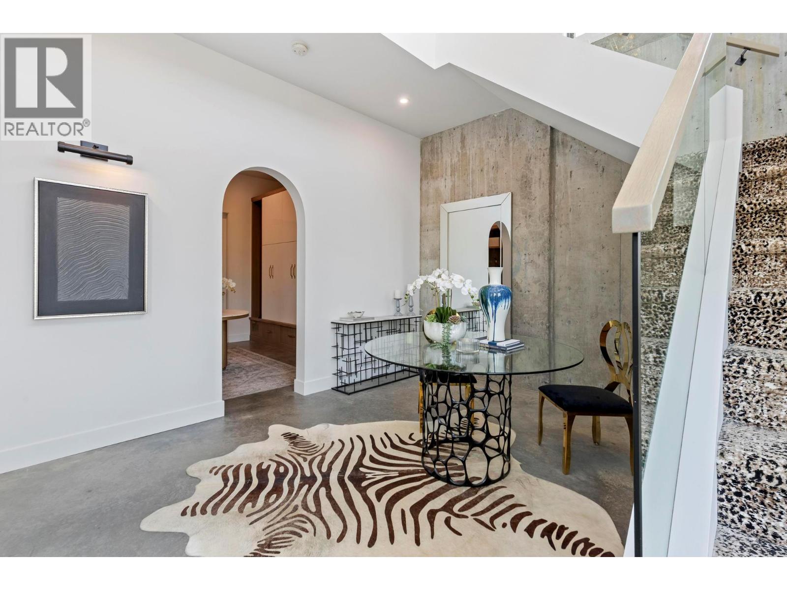  120 Sunset Boulevard, Vernon