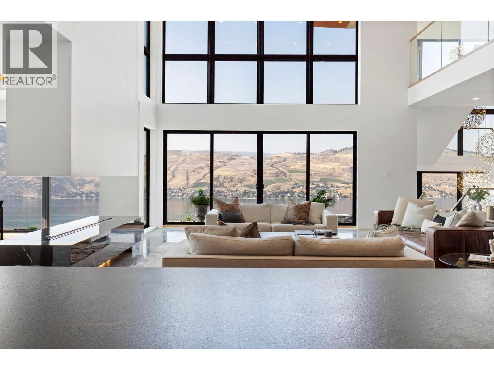  120 Sunset Boulevard, Vernon