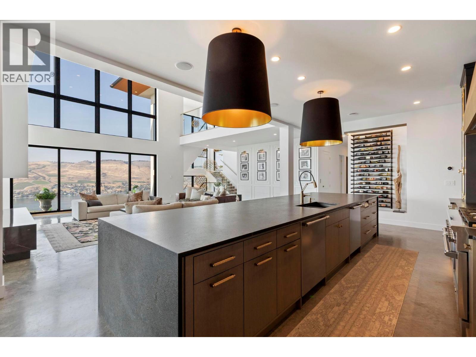  120 Sunset Boulevard, Vernon