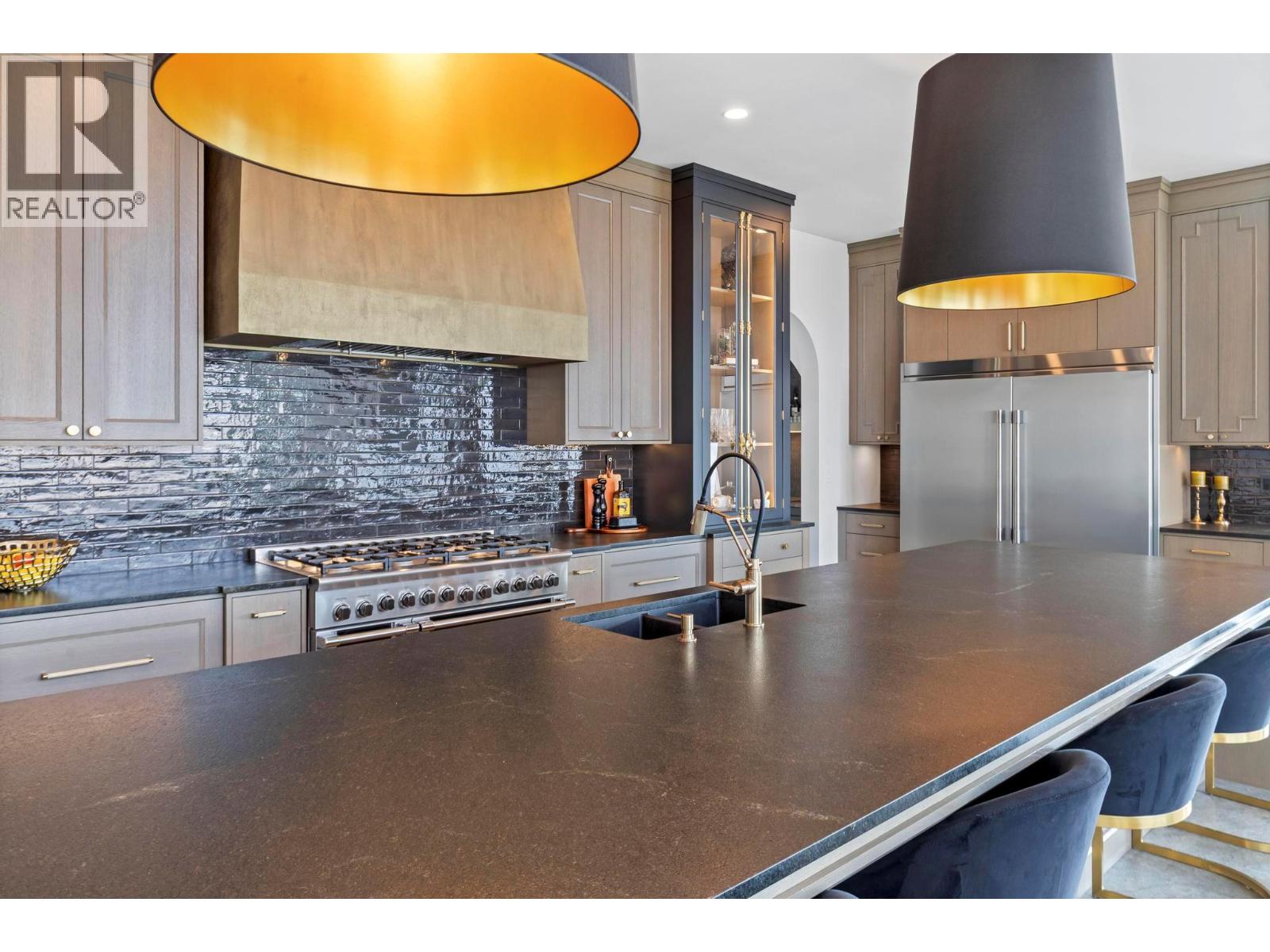  120 Sunset Boulevard, Vernon