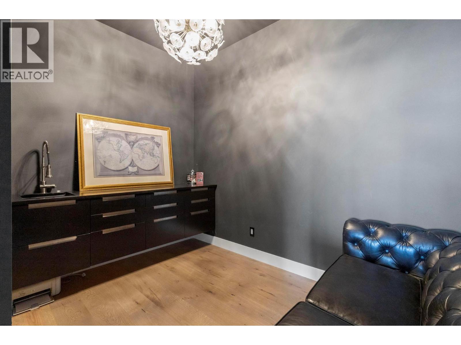  120 Sunset Boulevard, Vernon