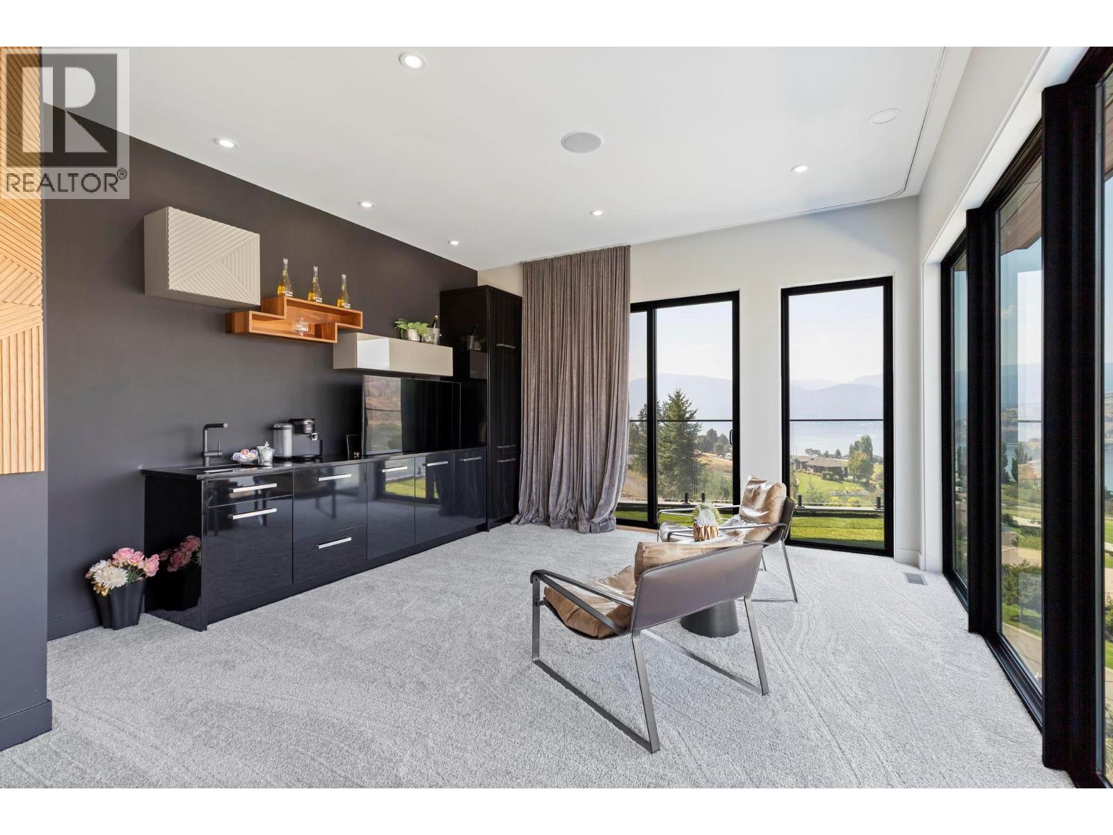  120 Sunset Boulevard, Vernon