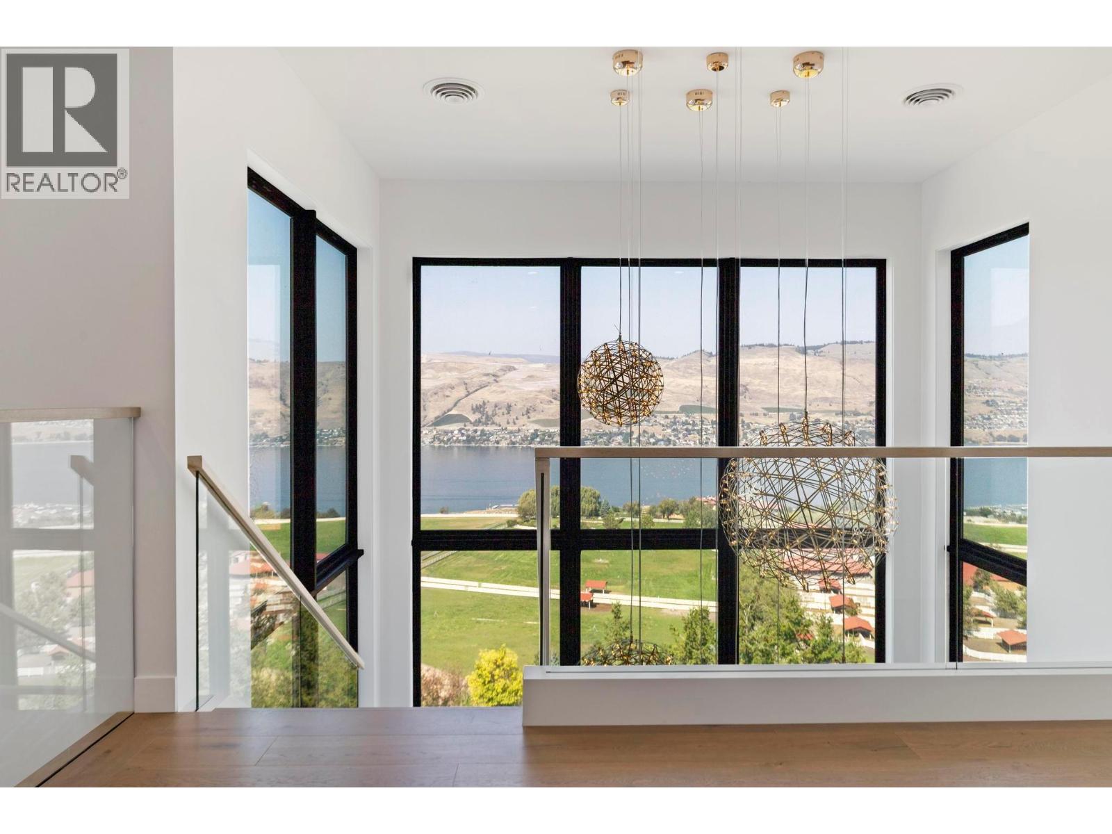  120 Sunset Boulevard, Vernon