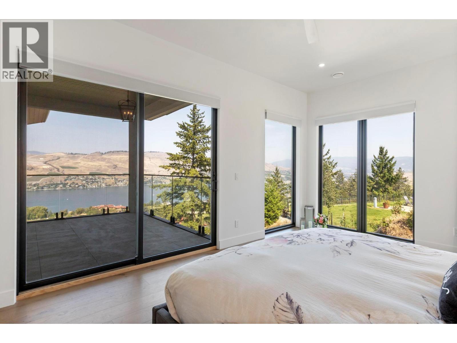  120 Sunset Boulevard, Vernon