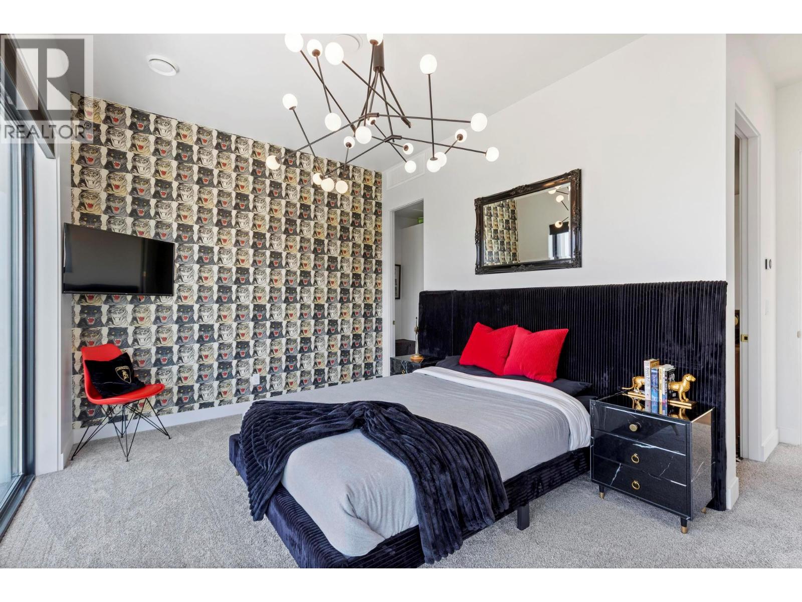  120 Sunset Boulevard, Vernon