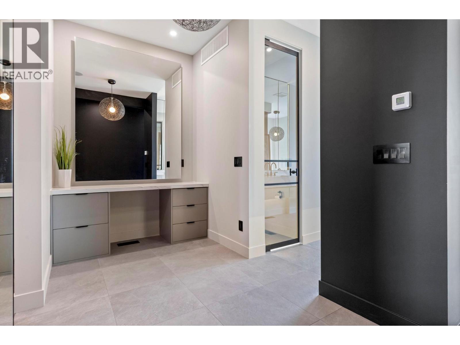  120 Sunset Boulevard, Vernon