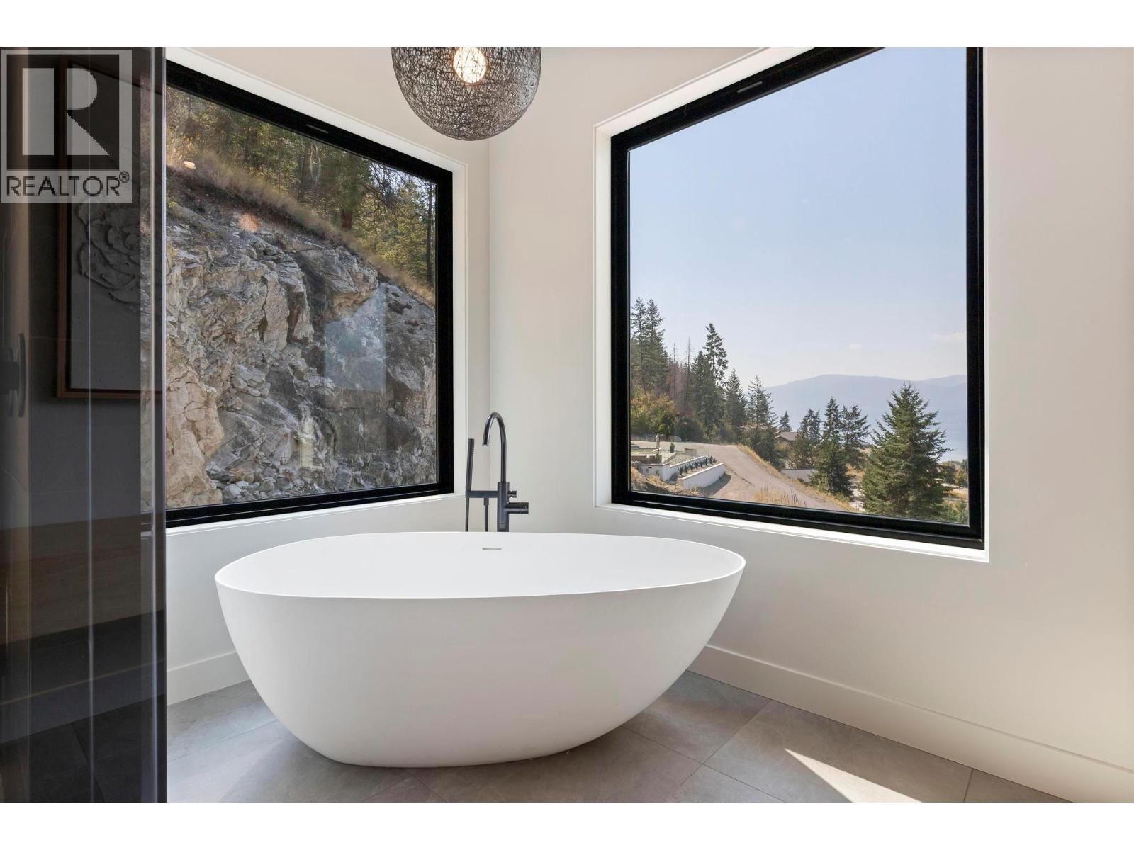  120 Sunset Boulevard, Vernon