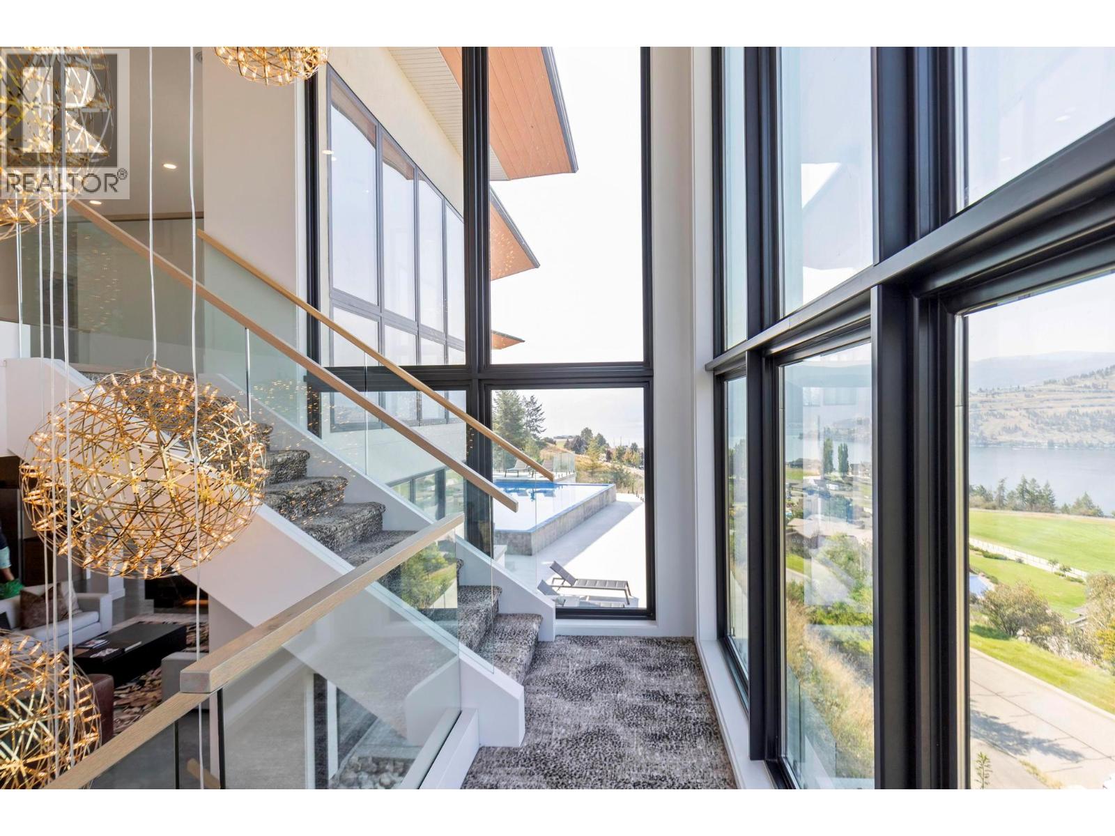  120 Sunset Boulevard, Vernon