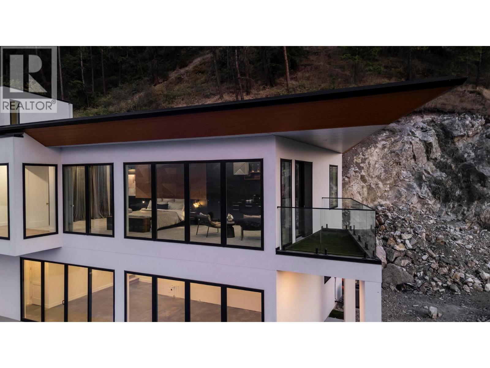  120 Sunset Boulevard, Vernon