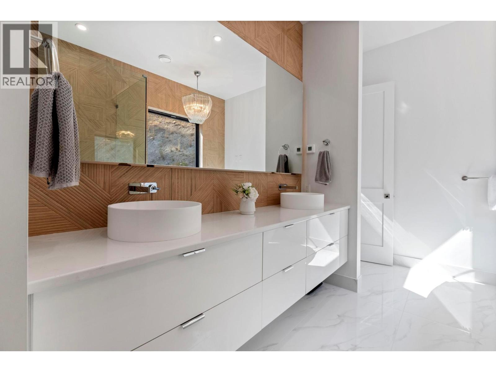  120 Sunset Boulevard, Vernon