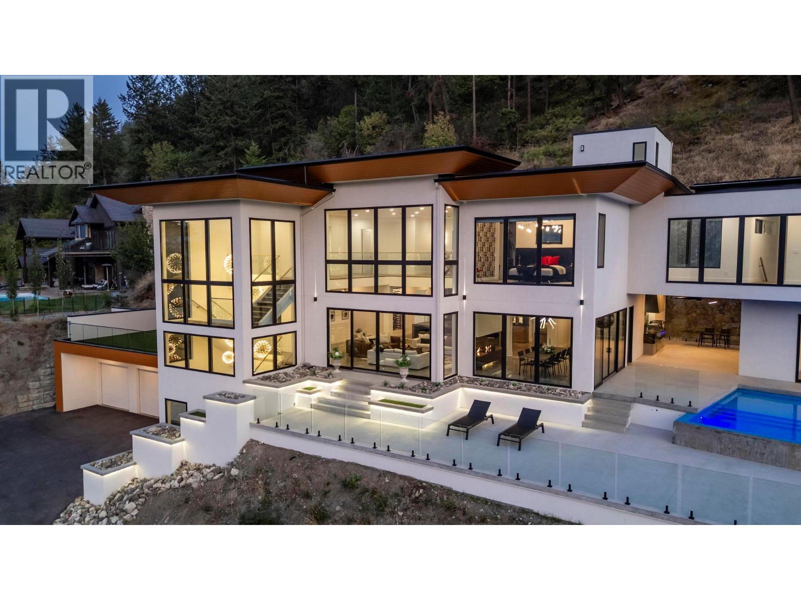  120 Sunset Boulevard, Vernon