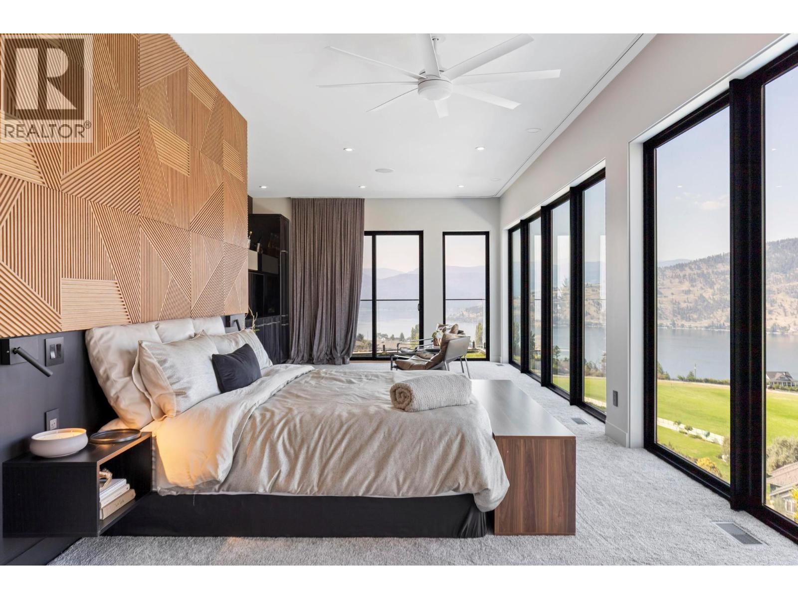  120 Sunset Boulevard, Vernon
