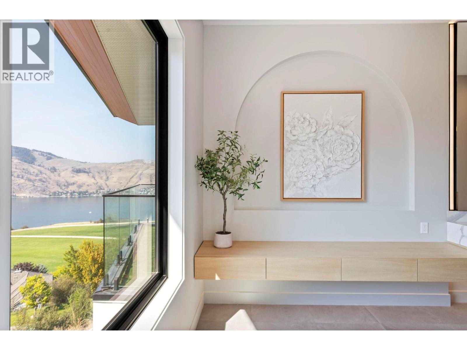  120 Sunset Boulevard, Vernon