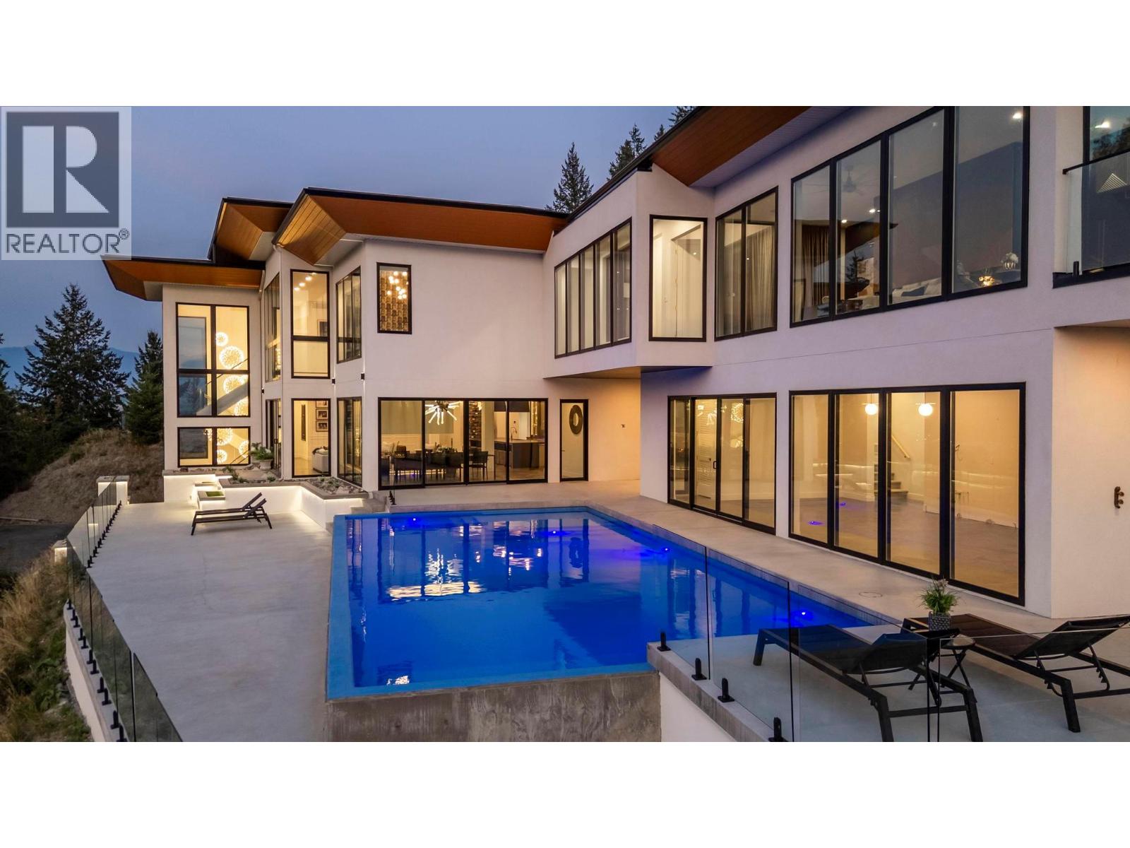  120 Sunset Boulevard, Vernon