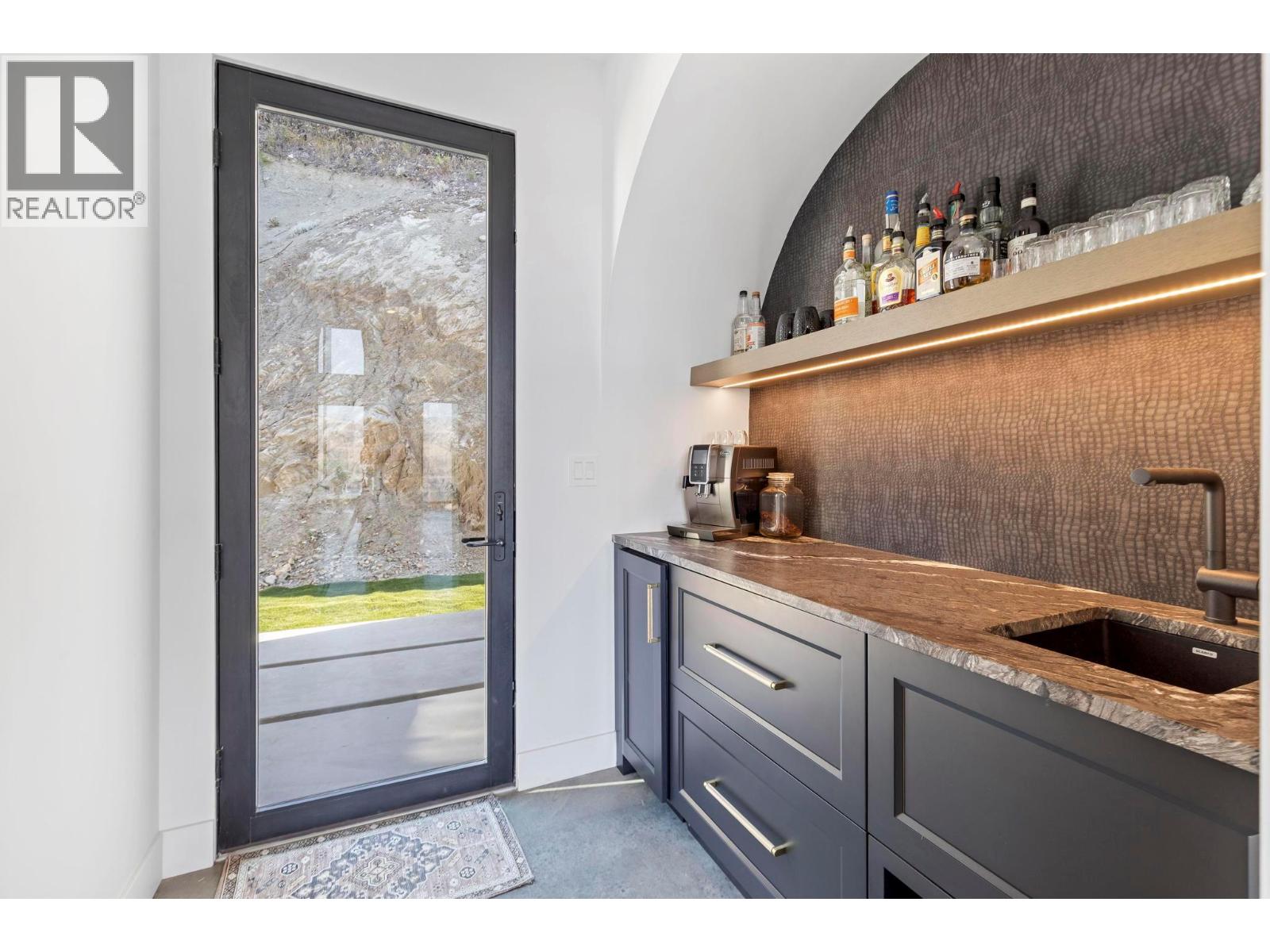  120 Sunset Boulevard, Vernon