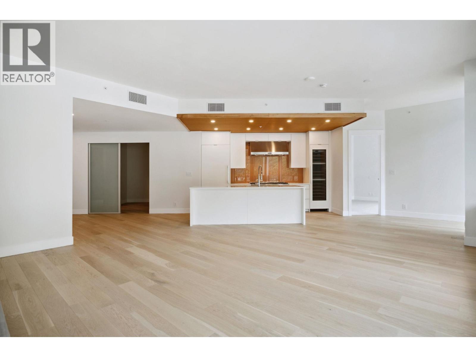 702 6707 NELSON AVENUE, West Vancouver