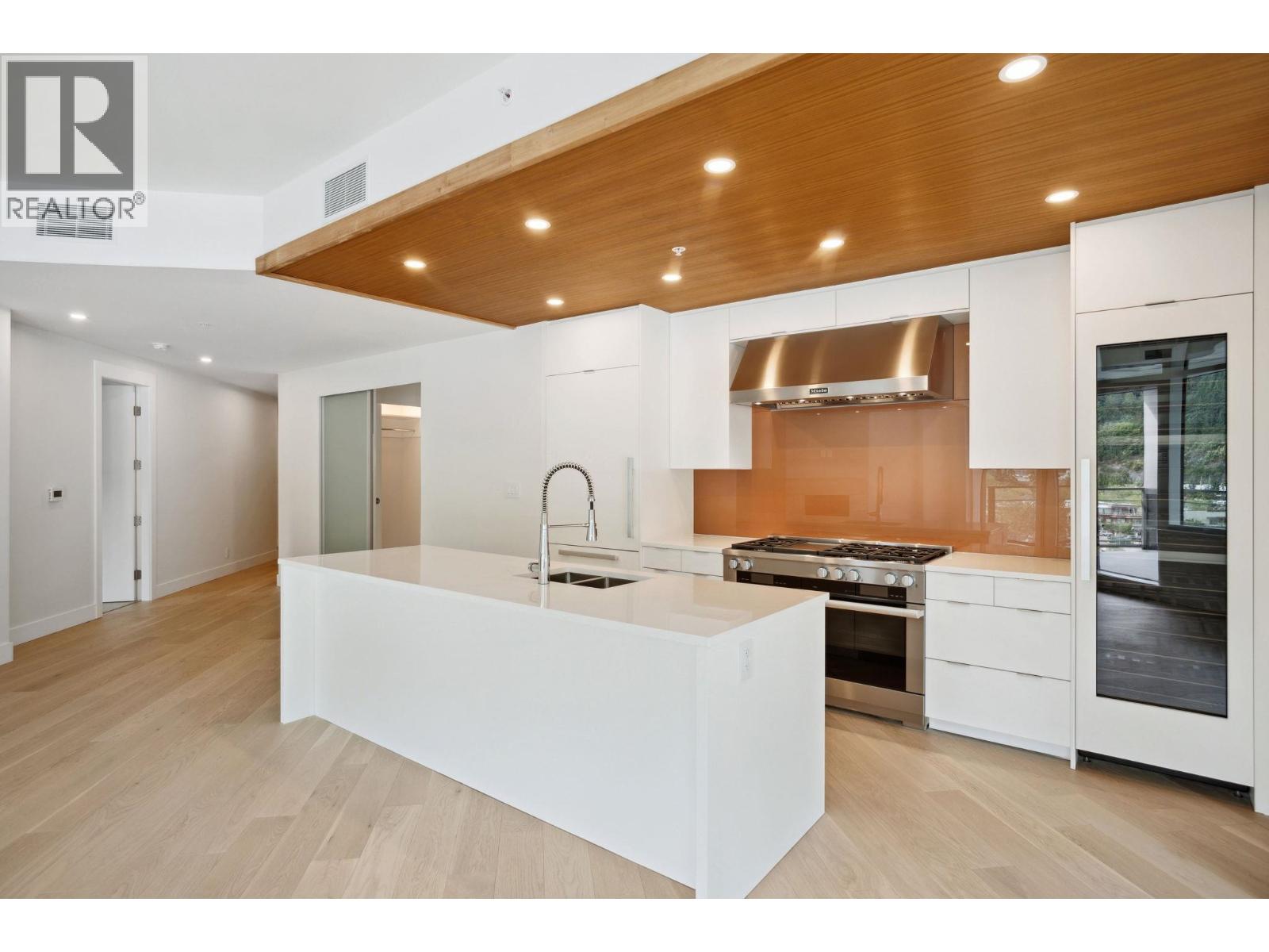 702 6707 NELSON AVENUE, West Vancouver