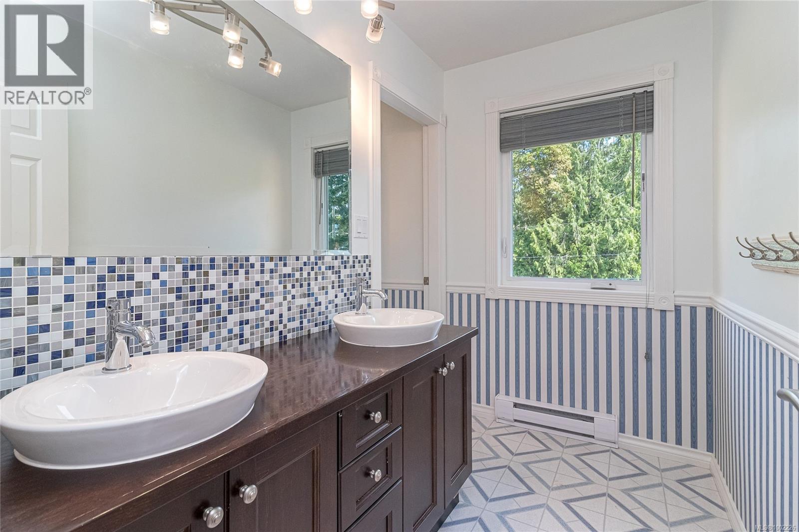 11376 Osprey Pl, North Saanich